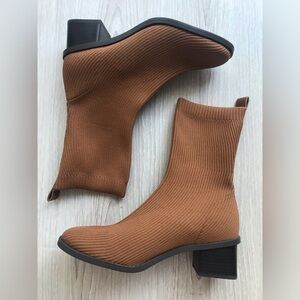 Everlane knit booties, size 8.5 Caramel/ Chestnut color